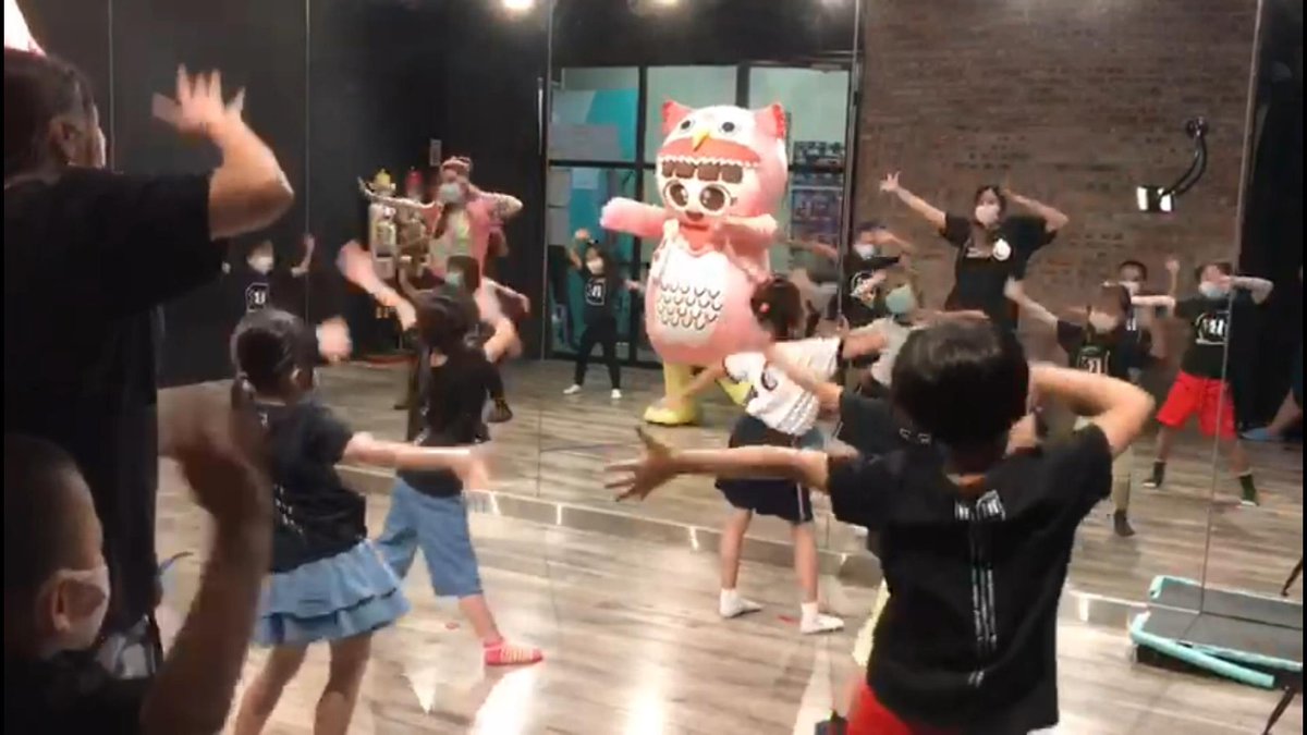 MoMoDaily1's tweet photo. いっしょにリハーサルしてくれた小さなお友だち、ありがとう!本番もぜったい成功まちがいなし‼️
#ご当地キャラ #ゆるキャラ #香港吉祥物 #易易 #yuruchara #photooftheday #Momo #character #mascot #吉祥物 #キャラ #キャラクター #dancing #bedance #hkmascot #跳舞 #吉祥物跳舞 https://t.co/PlYs2YiGFM