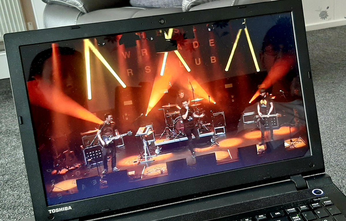 wakemewhenifall's tweet photo. Watching the Readers live stream gig with my mam... Perfect Sunday afternoon viewing 🙂❤👌👌
@slowreadersclub @themet #livestream2 #MrOtshirtispresent https://t.co/Ma01wZOBFO