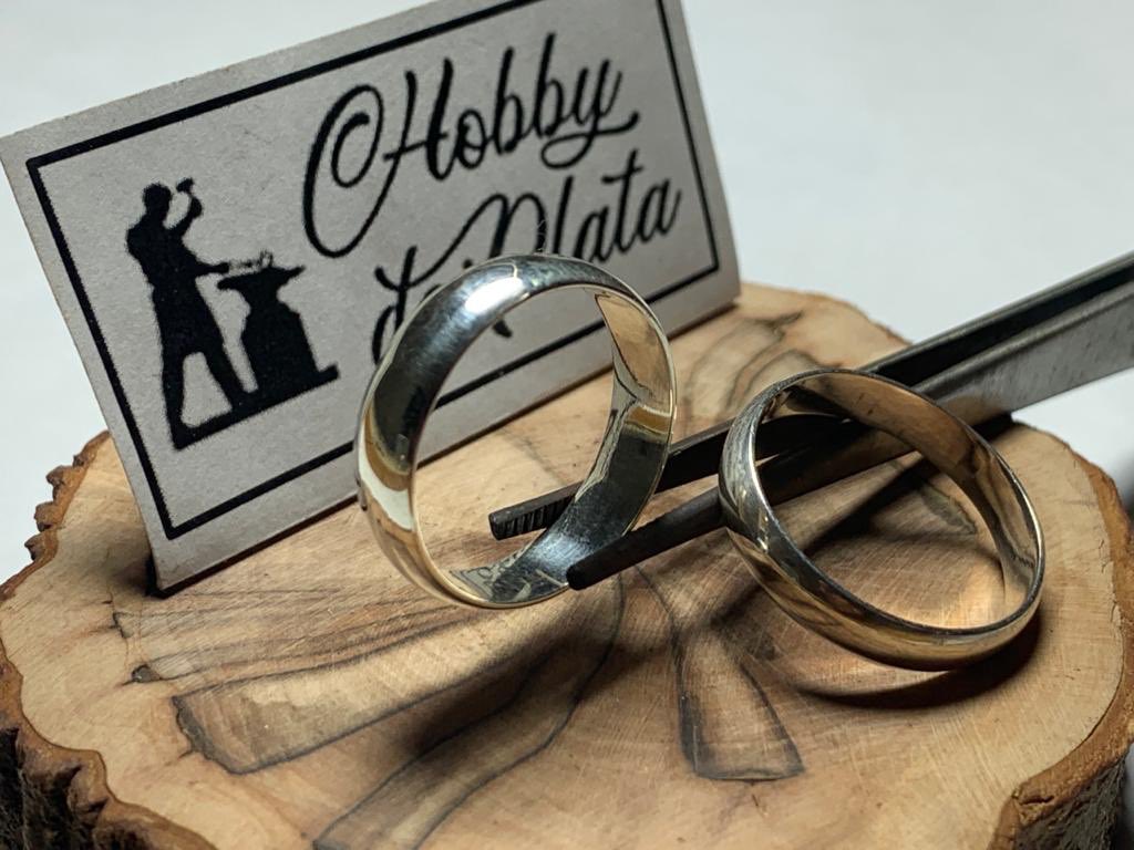 hobbydeplata's tweet photo. Anillo Media Caña en 5 y 4 mm de espesor a un valor de 12.000 y 10.000 respectivamente cada uno.
Anillo con Calados a un valor de 13.000.
Como siempre todo a pedido, hecho a mano y en plata 950.

#joyasdeplata #arosdeplata #anillosdeplata #pulserasdeplata #losangeles https://t.co/hgVhnioLdU