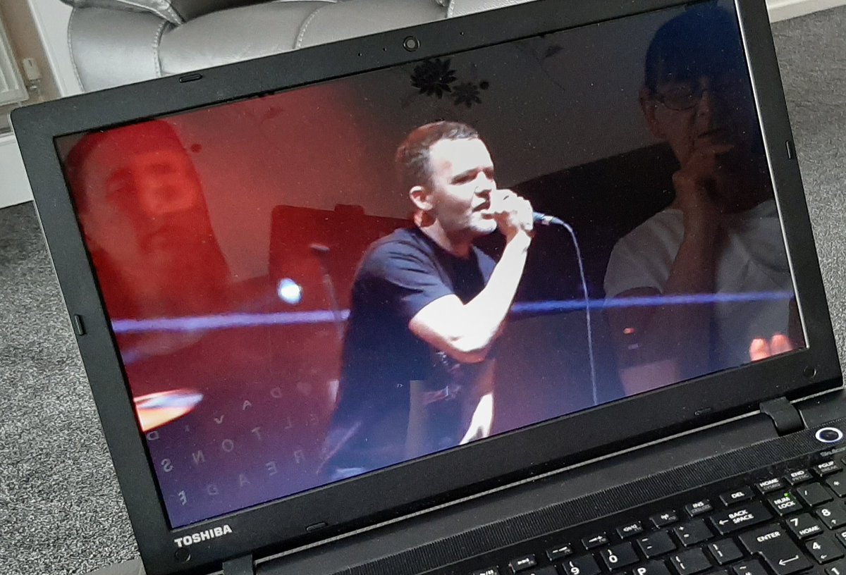 wakemewhenifall's tweet photo. Watching the Readers live stream gig with my mam... Perfect Sunday afternoon viewing 🙂❤👌👌
@slowreadersclub @themet #livestream2 #MrOtshirtispresent https://t.co/Ma01wZOBFO