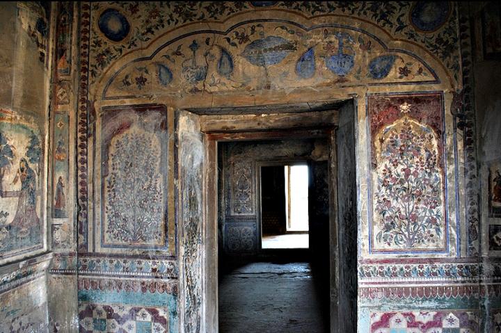 Sheikhupura FortAnother Mughal fort built in 1607 under rein of Jahangir. The fort saw great number of changes during later Sikh rule.