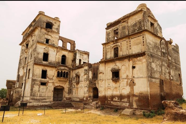 Sheikhupura FortAnother Mughal fort built in 1607 under rein of Jahangir. The fort saw great number of changes during later Sikh rule.