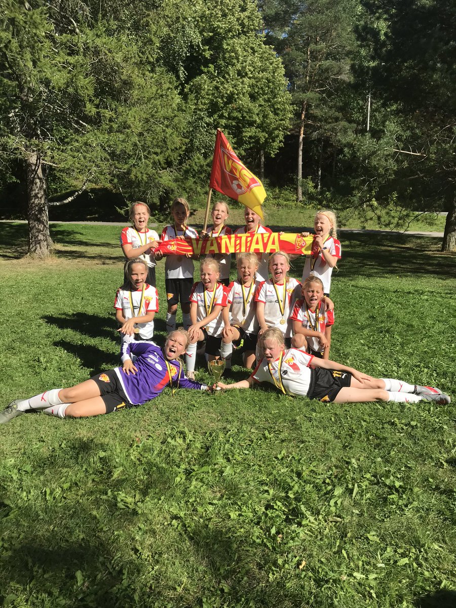 T2011Vjs's tweet photo. Punaiset veivät Kaarina-turnauksen T10-sarjan voiton! 💪🏻🔥🏆🥇
Turnaus oli vasta tyttöjen toinen 8v8-turnaus. Joukkue pelasi vakuuttavasti koko turnauksen ajan ja voitti kaikki pelinsä tehden lähes 30 maalia ja antoi ainoastaan finaalissa vastustajan tehdä yhden maalin. https://t.co/iOOuGG7Nsx