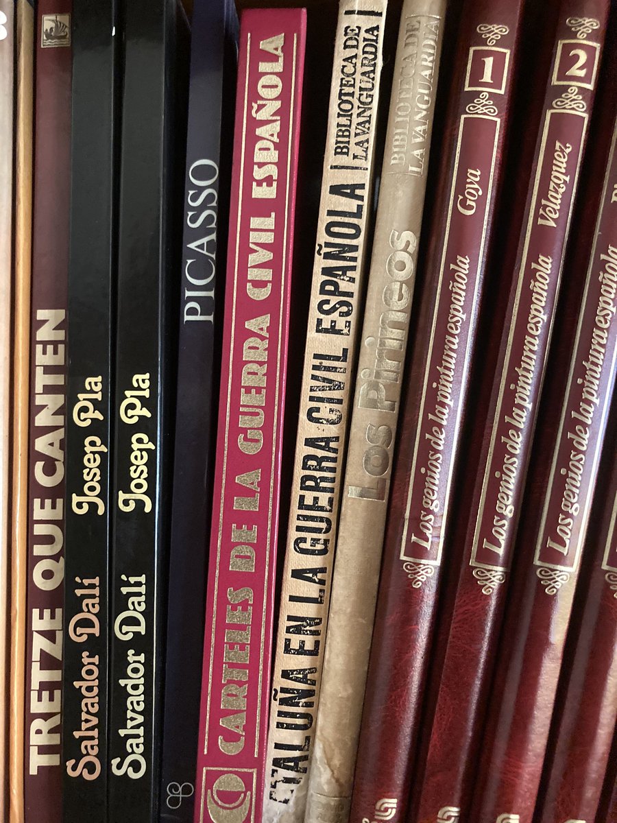 XaviXSG's tweet photo. Sólo compartí 3 años de vida junto a mi abuelo. Lo que se sobre él se compone de retazos de historias y objetos antiguos. Pero el mejor retrato que conservo de él es su librería. Es como tener una ventana a su cabeza. Que suerte poder conservarla y conocerlo de este modo https://t.co/AbVOizMtyf
