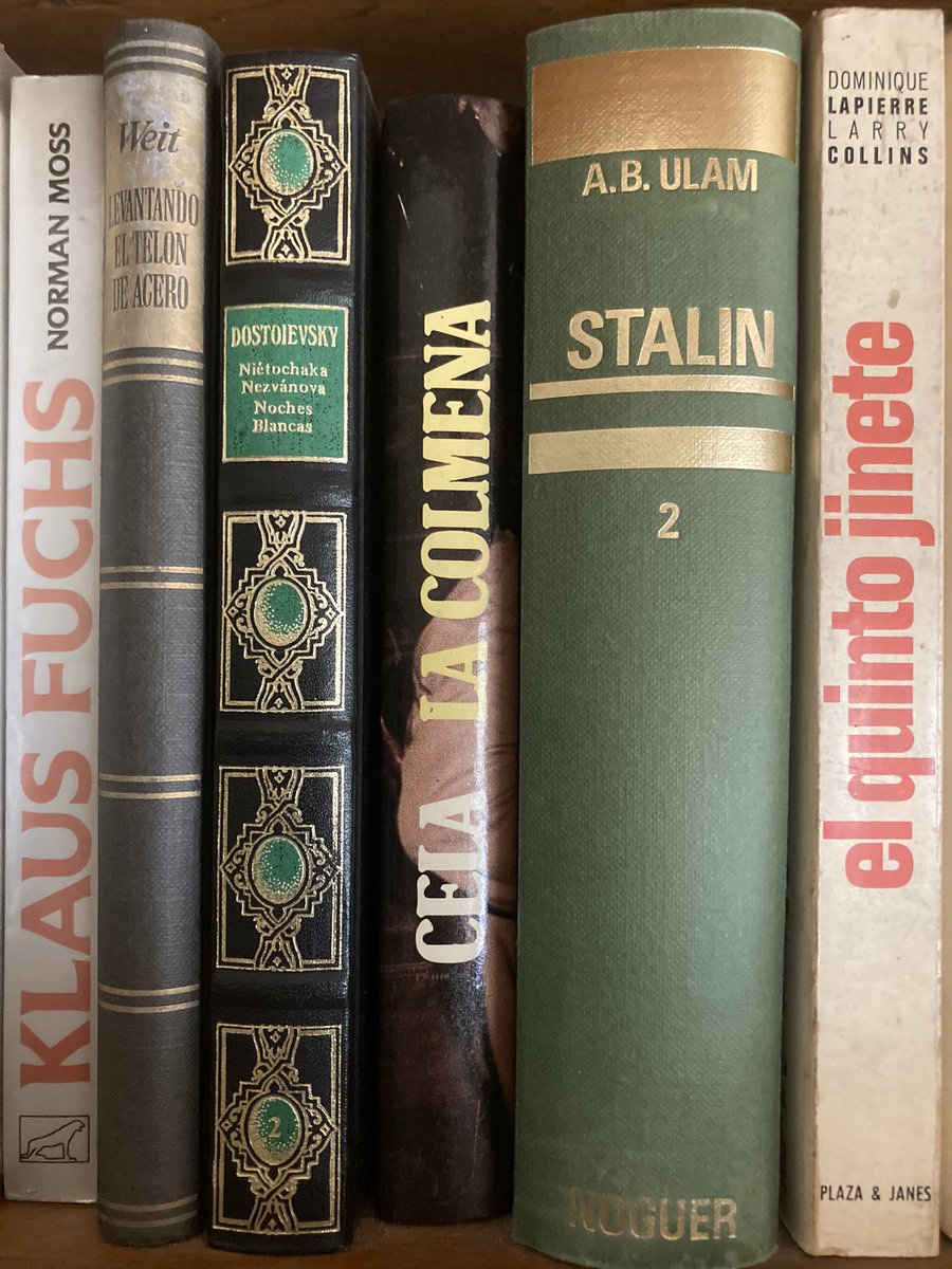 XaviXSG's tweet photo. Sólo compartí 3 años de vida junto a mi abuelo. Lo que se sobre él se compone de retazos de historias y objetos antiguos. Pero el mejor retrato que conservo de él es su librería. Es como tener una ventana a su cabeza. Que suerte poder conservarla y conocerlo de este modo https://t.co/AbVOizMtyf