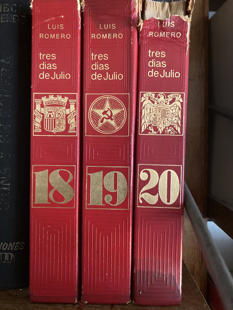 XaviXSG's tweet photo. Sólo compartí 3 años de vida junto a mi abuelo. Lo que se sobre él se compone de retazos de historias y objetos antiguos. Pero el mejor retrato que conservo de él es su librería. Es como tener una ventana a su cabeza. Que suerte poder conservarla y conocerlo de este modo https://t.co/AbVOizMtyf