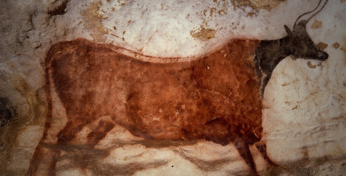 La couleur brune / ocre rouge des figures rappelle les oxydes ferreux utilisés comme pigments dans des grottes comme celles de Lascaux ou d'Altamira + la lumière est vacillante, ce qui suggère que la scène est éclairée à la lampe ou à la torche (comme au Paléolithique).