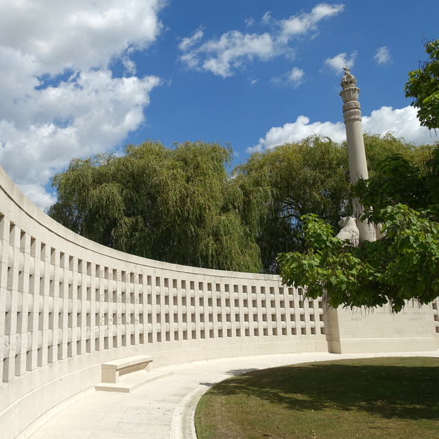 उन्हीं मृत सैनिकों व मज़दूरों की स्मृति में 1927 में उत्तर फ़्रांस के नवशापैल नामक किसी छोटे गाँव में एक शानदार स्मारक का उद्घाटन किया गया।