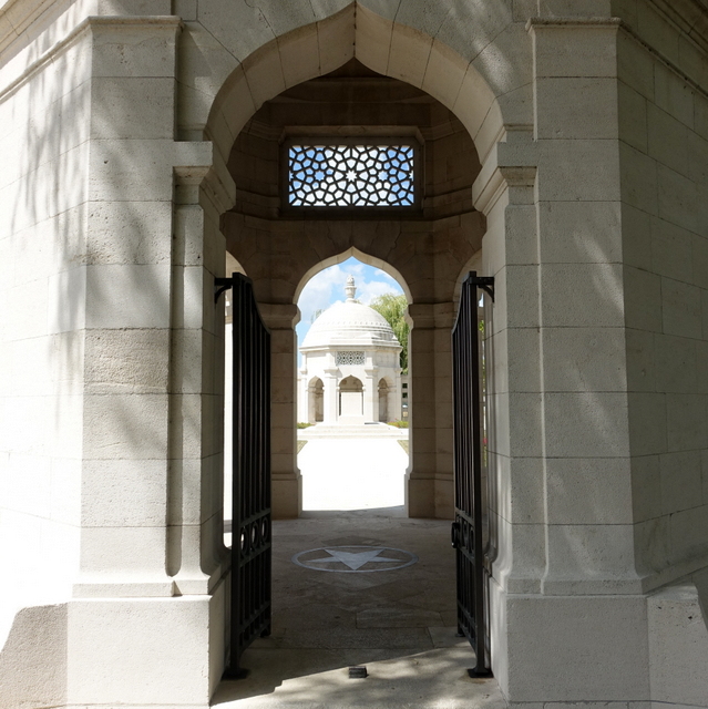 उन्हीं मृत सैनिकों व मज़दूरों की स्मृति में 1927 में उत्तर फ़्रांस के नवशापैल नामक किसी छोटे गाँव में एक शानदार स्मारक का उद्घाटन किया गया।