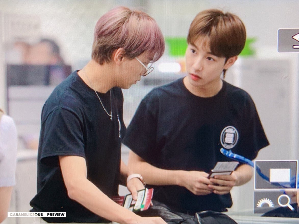 : แฮชาน
: หือ
: ทำไมพกรูปเราในกระเป๋าด้วยอะ