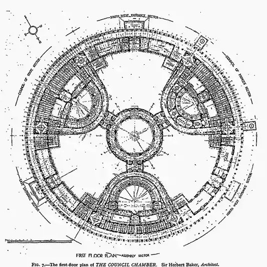 यदि उसकी वास्तुकला परिचित-सी लगती है तो कोई आश्चर्य की बात नहीं: उसका डिज़ाइन प्रसिद्ध ब्रिटिश वास्तुकार सर हर्बर्ट बेकर द्वारा किया गया जो दिल्ली के संसद भवन एवं केन्द्रीय सचिवालय के लिए भी मशहूर हैं।