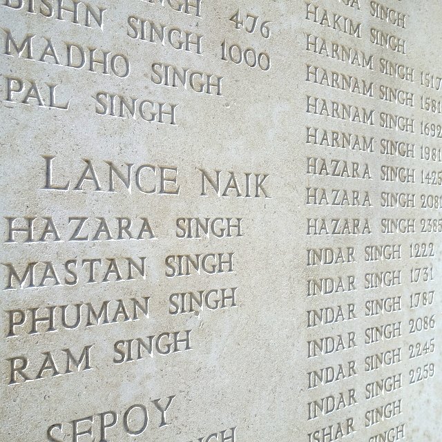 स्मारक की परिपत्र दीवार पर उन हजारों भारतीय जवानों के नाम लिखे हैं जिनका दफ़न या अंतिम संस्कार नहीं हो पाया था। शायद इसलिए कि मैदान-ए जंग में उनकी लाशें भी नहीं मिल पाईं।