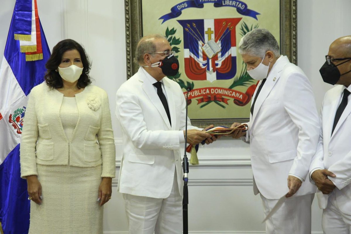 GobiernoDanilo's tweet photo. . @DaniloMedina entrega la Banda presidencial al presidente del @senadorepdom, Eduardo Estrella. https://t.co/T1M9qtWI0f
