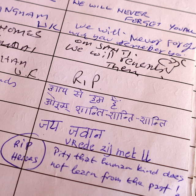 दुनिया भर से आकर लोग उन भारतीय सिपाहियों और मज़दूरों को याद करते हैं।