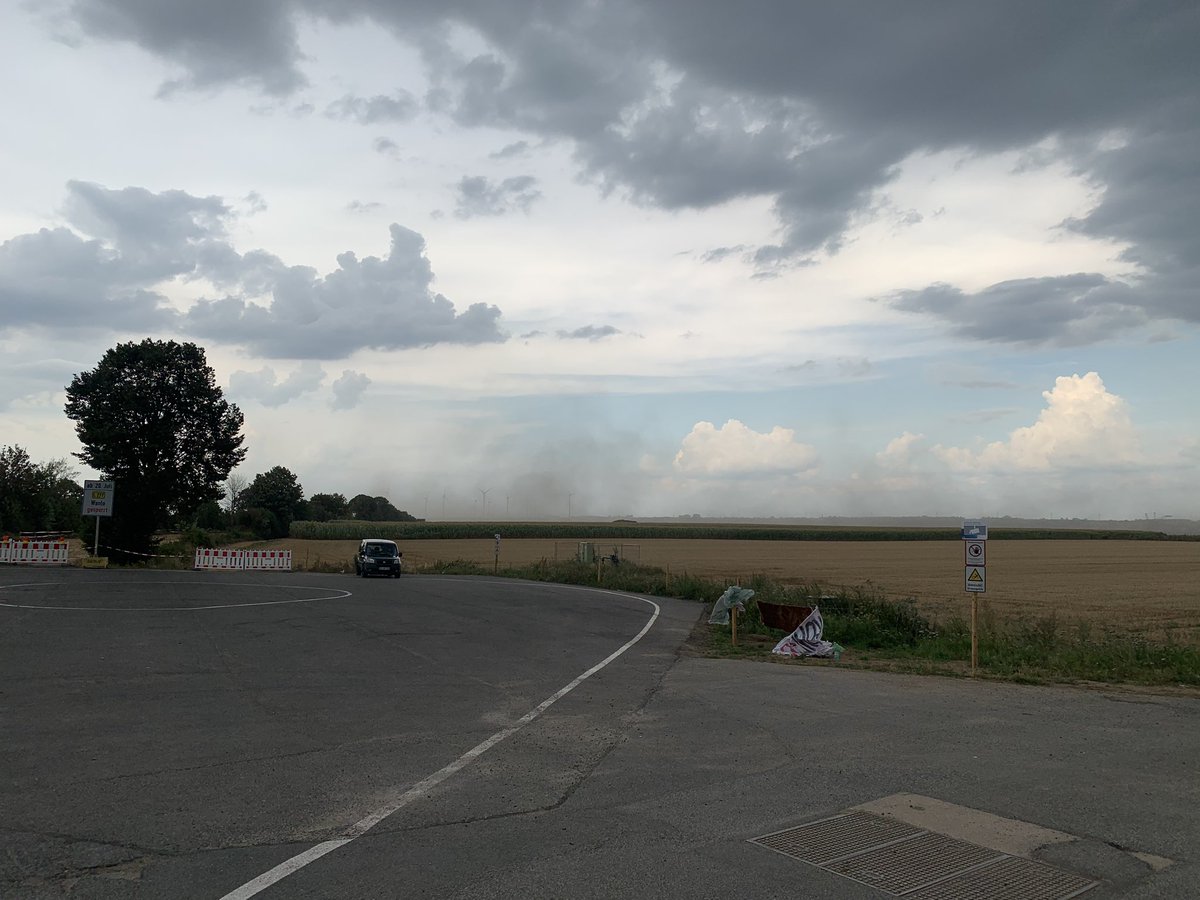 DanniPilger's tweet photo. Feinstaub dreck und kohlestaub Wolke aus dem #tagebau #Garzweiler unterwegs nach #keyenberg #AlleDoerferBleiben #fuckrwe #fckrwe #pilgerunterwegs #hambibleibt https://t.co/VWLD4bmpHV