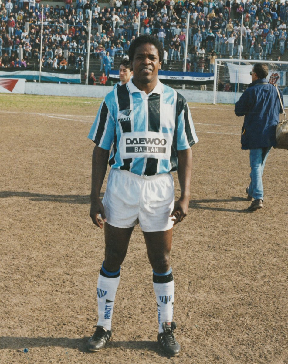 historiapty's tweet photo. 16 de agosto de 2004: fallece Armando Javier Dely Valdes (Colón, nació el 5 de enero de 1964).  Fue un futbolista panameño, y ex seleccionado nacional más conocido como «Pelé Dely» o «el Pelé Panameño». Era el hermano mayor de los gemelos Julio Dely Valdés y Jorge Dely Valdés https://t.co/xBMSXX1R0a