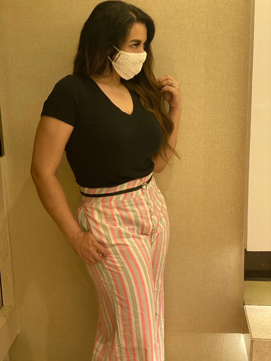 miss_jules_life's tweet photo. Some @monkandmei fashion for you. 😜 I’m wearing their trousers. I love their masks as well. Great for a casual day out. ❤️
#monkandmei #fashionindia #indiafashion #plusmodelindia #beautyindia #stripedtrousers #pinktrousers #pinkfashion #casualfashion #casualday #fashionindustry https://t.co/xVIM56hQzo