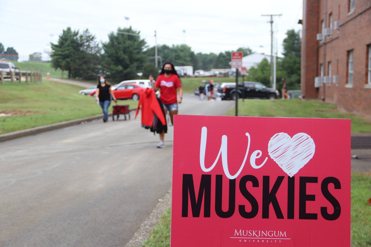 MuskingumUniv's tweet photo. You can't tell from pictures....but under these masks are a lot of smiles!  Everyone is excited to be on campus! 
#moveinday #muskiesafe #welcomehome 

Welcome Home Muskies! https://t.co/HXmVZTqxLA