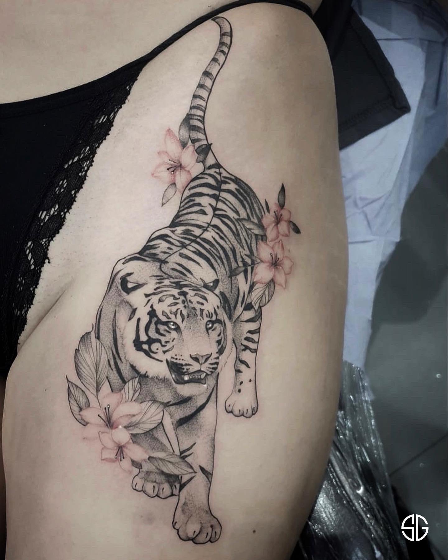 Black Ink Tiger Tattoo On Women Upper Back