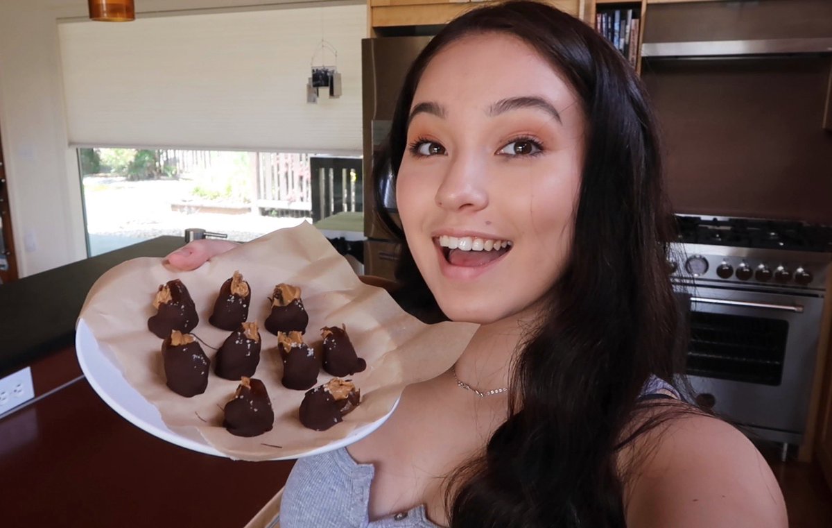 CookWithAmber's tweet image. New video babyyyy! 😇 I made “healthy snickers” and my family and I have become obsessed with these! It’s a super easy recipe and it really is the perfect summer treat for people with a sweet tooth (like me😉). Click the link to learn how to make them: youtu.be/ceukUCW2li4