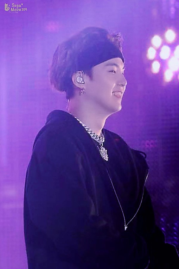 Someone give him a hug or I will cry !!