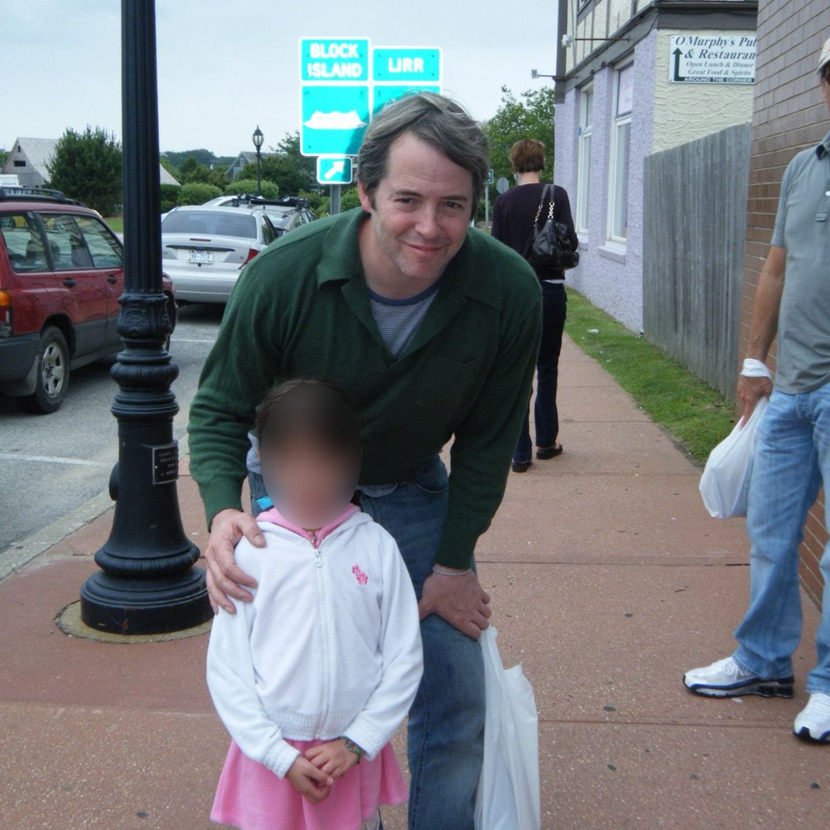 traveler_master's tweet photo. Dad Takes Photo Of Kid With Matthew Broderick, Failing To Notice Who's In The Background