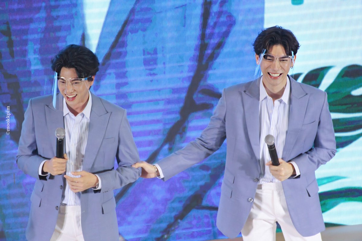 TooKKies's tweet photo. ความจริงเค้าก็ยืนห่างกันจริงๆแหละ ตัวน่ะนะ 😁😁😁 19ล้านไม่พอค่ะ ต้องจ่ายค่าประกันโควิดตลอดชีวิตโด้ยยยยย🤭🤭🤭 #GulfKanawut #MewSuppasit #หวานใจมิวกลัฟ #ลูกบอลของคุณบิ๊กกลัฟ https://t.co/abL3113IYS
