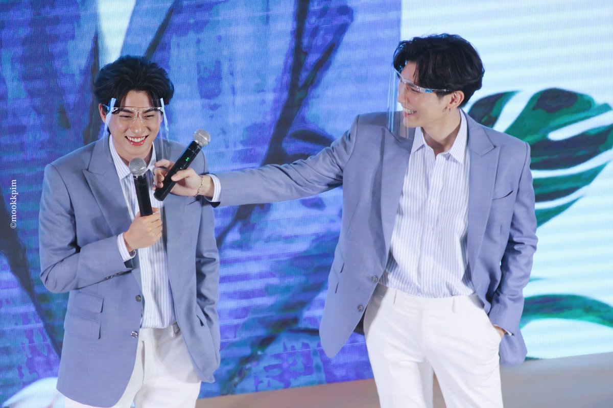 TooKKies's tweet photo. ความจริงเค้าก็ยืนห่างกันจริงๆแหละ ตัวน่ะนะ 😁😁😁 19ล้านไม่พอค่ะ ต้องจ่ายค่าประกันโควิดตลอดชีวิตโด้ยยยยย🤭🤭🤭 #GulfKanawut #MewSuppasit #หวานใจมิวกลัฟ #ลูกบอลของคุณบิ๊กกลัฟ https://t.co/abL3113IYS