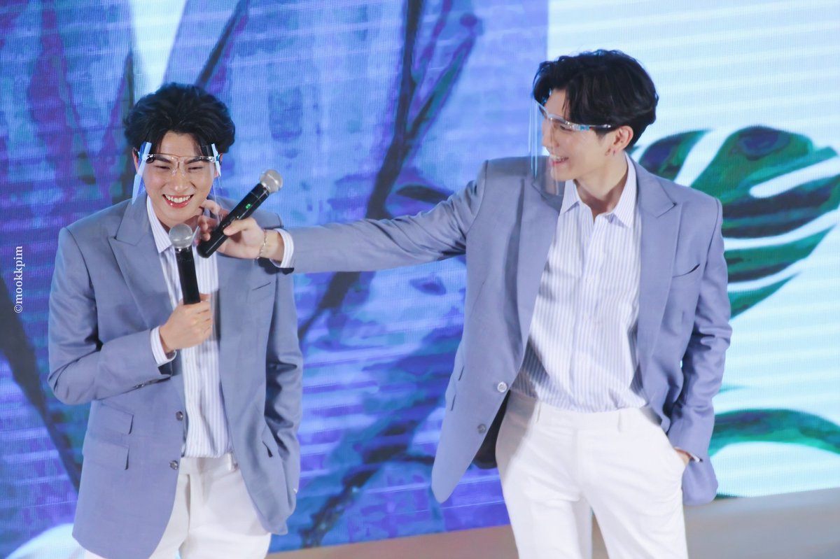 TooKKies's tweet photo. ความจริงเค้าก็ยืนห่างกันจริงๆแหละ ตัวน่ะนะ 😁😁😁 19ล้านไม่พอค่ะ ต้องจ่ายค่าประกันโควิดตลอดชีวิตโด้ยยยยย🤭🤭🤭 #GulfKanawut #MewSuppasit #หวานใจมิวกลัฟ #ลูกบอลของคุณบิ๊กกลัฟ https://t.co/abL3113IYS