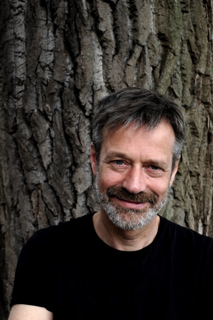 Programmatip #2: Schrijver/journalist @CasparJanssen  maakte een voettocht door Nederland schreef het op in de <a href="/volkskrant/">de Volkskrant</a> en in zijn boek 'Caspar loopt'.
Hij vertelt over zijn tocht, de oevers van de Waal, het landschap van zijn jeugd. Tickets: bit.ly/310UDHx #fos20