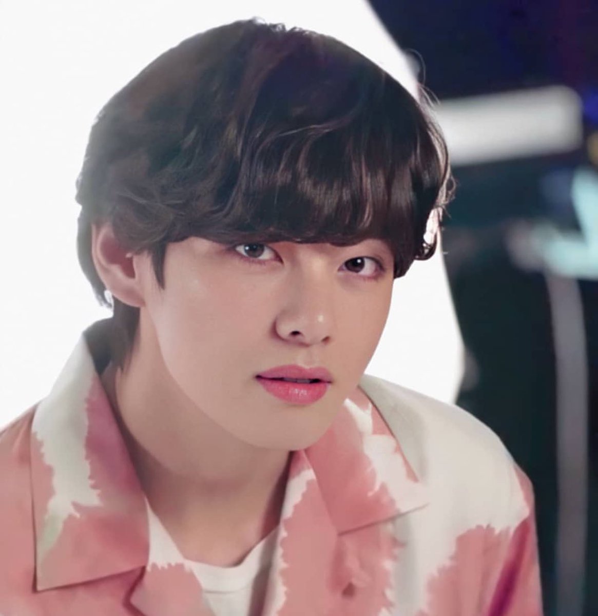 Drop_Short_twt's tweet photo. V : เธอ เราเข้าเซเว่นบ่อยอ่ะ แล้วเราไม่มีออเมมเบอร์ ขี้เกียจสมัคร เธอมีปะ?
JM : อ่อ มีนะ
V : มันต้องใช้เบอร์ เอาเบอร์เธอมาสิเดี๋ยวเวลาเราเข้าเซเว่นเรากดให้
JM : ได้ 062XXXXXXX
V : เจี๊ยม! ได้ละ ขอบคุณนะ!
JM : ???? แค่ได้ออเมมเบอร์ ดีใจอะไรขนาดนั้น?
#vmin https://t.co/lR0q8mU2I4