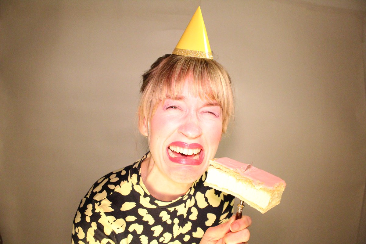 Tip # 3: Des Filles &amp; De Boys - OMNIA PRO FAMILIA
Theatervoorstelling over wanhopige pogingen elkaar te vinden, verloren tradities, krampachtige tompoezen en augurken gewikkeld in boterhamworst. Ook voor kinderen. Gloria! Tickets: bit.ly/310UDHx #fos20