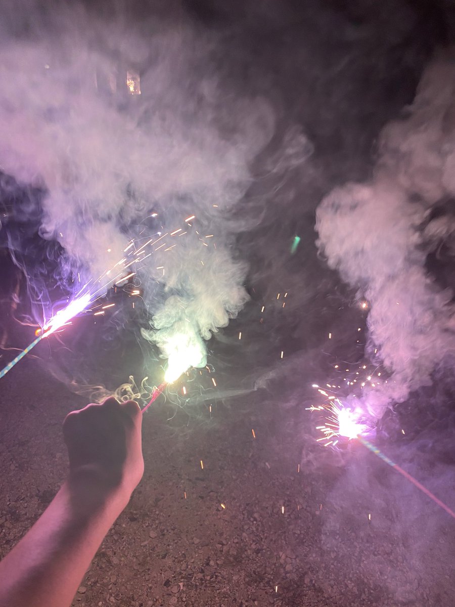 H12T21O's tweet photo. 2年記念日に彼女の家族とBBQして、花火するとか幸せすぎ！
これからもよろしくお願いします！(｀・ω・´) https://t.co/pgnb9IvbhP