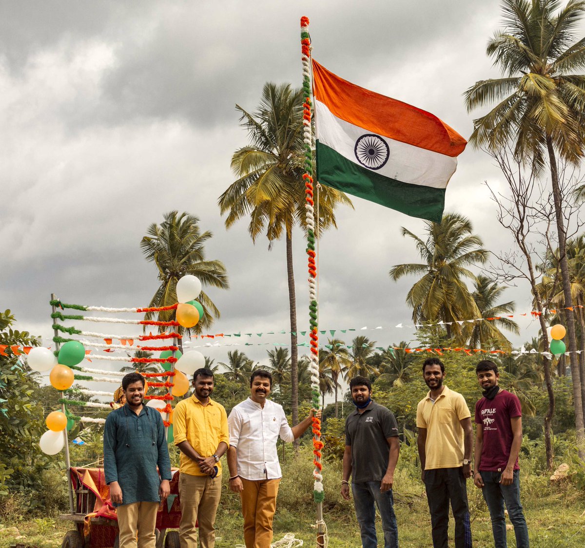 astitvam's tweet photo. Sharing the pictures of the celebration of Independence Day at #YuvaFarm
Flag hoisted by an Asha volunteer Jagadamba who is restlessly fighting Corona! https://t.co/LWjvTbfUJs