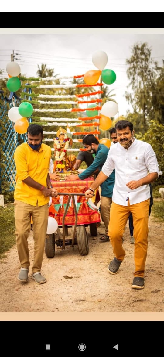 astitvam's tweet photo. Sharing the pictures of the celebration of Independence Day at #YuvaFarm
Flag hoisted by an Asha volunteer Jagadamba who is restlessly fighting Corona! https://t.co/LWjvTbfUJs