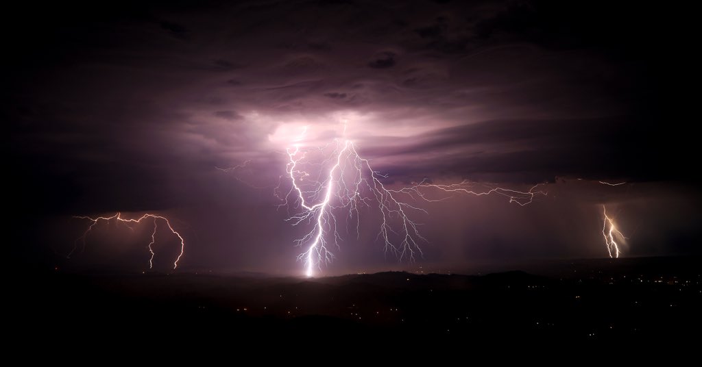 kentphotos's tweet photo. Lightning over #SonomaCounty https://t.co/7PE2xrrcGj @NorthBayNews @NWSBayArea https://t.co/SUzdTdXMQo