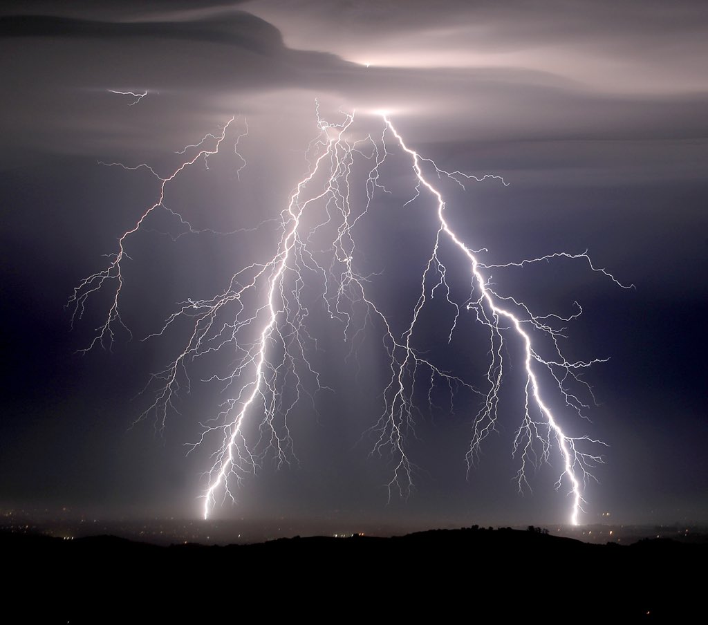 kentphotos's tweet photo. Lightning over #SonomaCounty https://t.co/7PE2xrrcGj @NorthBayNews @NWSBayArea https://t.co/SUzdTdXMQo