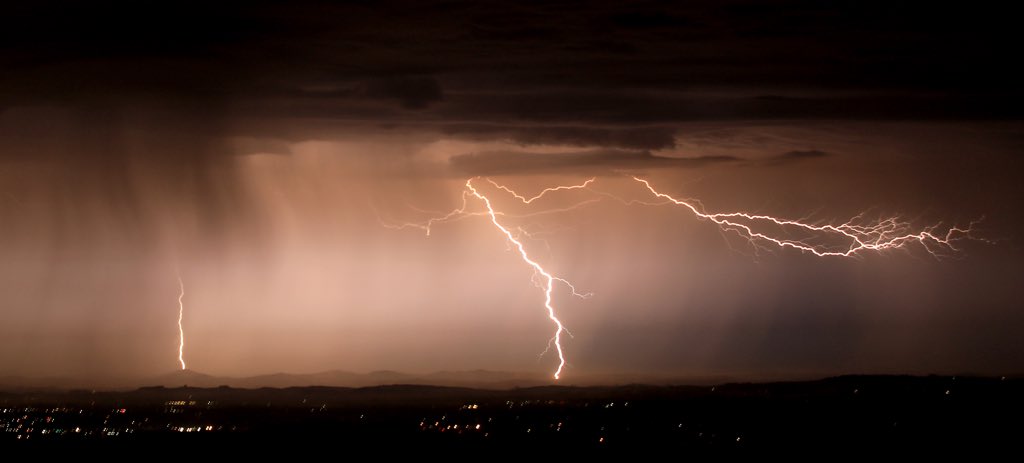 Lightning over #SonomaCounty pressdemocrat.com/article/news/l… <a href="/NorthBayNews/">The Press Democrat</a> <a href="/NWSBayArea/">NWS Bay Area 🌉</a>