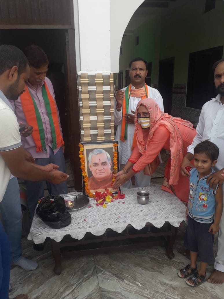 reenasharmabjp's tweet photo. आज बरोदा हल्के के बली गांव में भाजपा की भैंसवाल मंडल की बैठक हुई जिसमें परम श्रद्धेय पूर्व प्रधानमंत्री श्री अटल बिहारी वाजपेयी जी की पुण्यतिथि पर श्रद्धा सुमन अर्पित किये एवं श्री अटल जी द्वारा दिखाए गए सन्मार्ग पर चलने का संकल्प लिया।
रीना शर्मा भाजपा
हल्का बरोदा। @mlkhattar https://t.co/x87w8eucMP