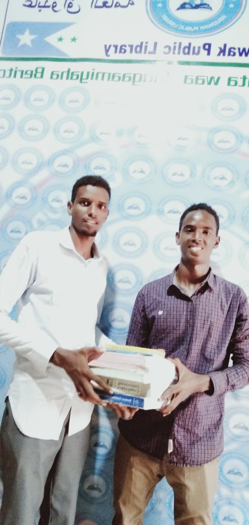 MaktabaddaCW's tweet photo. #Sade_Yuusuf_Maxamed ayaa tiro Bugaag ah ugu deeqay Maktabadda guud ee #Caabudwaaq.

Gudiga Maktabadda Guud ee Caabudwaaq Ayaa Sade Yuusuf uga mahadcelinayay ka qayb qaadashada buug aruurinta #Maktabadda. https://t.co/vD9OSDJ3y7