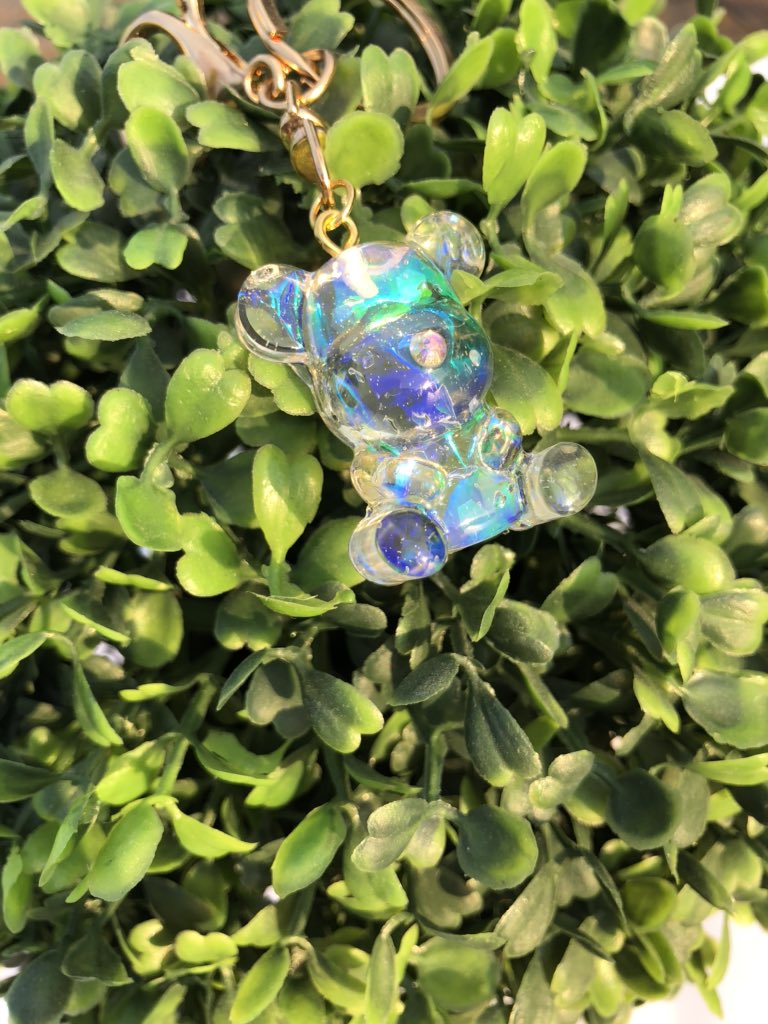 PiecesMiracle's tweet photo. INTRODUCING “HALO” 💎 🤍!!! Halo is an iridescent bear that glows in the sun. Swipe to see to details 🤍
#resinjewelry
#resin
#resinart
#accessories
#miraclepieces
#smallbusiness
#resinartist
#handmade
#blackownedbuisness
#miraclepiecesinc
#trendykeychains
#resinteddybear https://t.co/7U5WSqNRwD