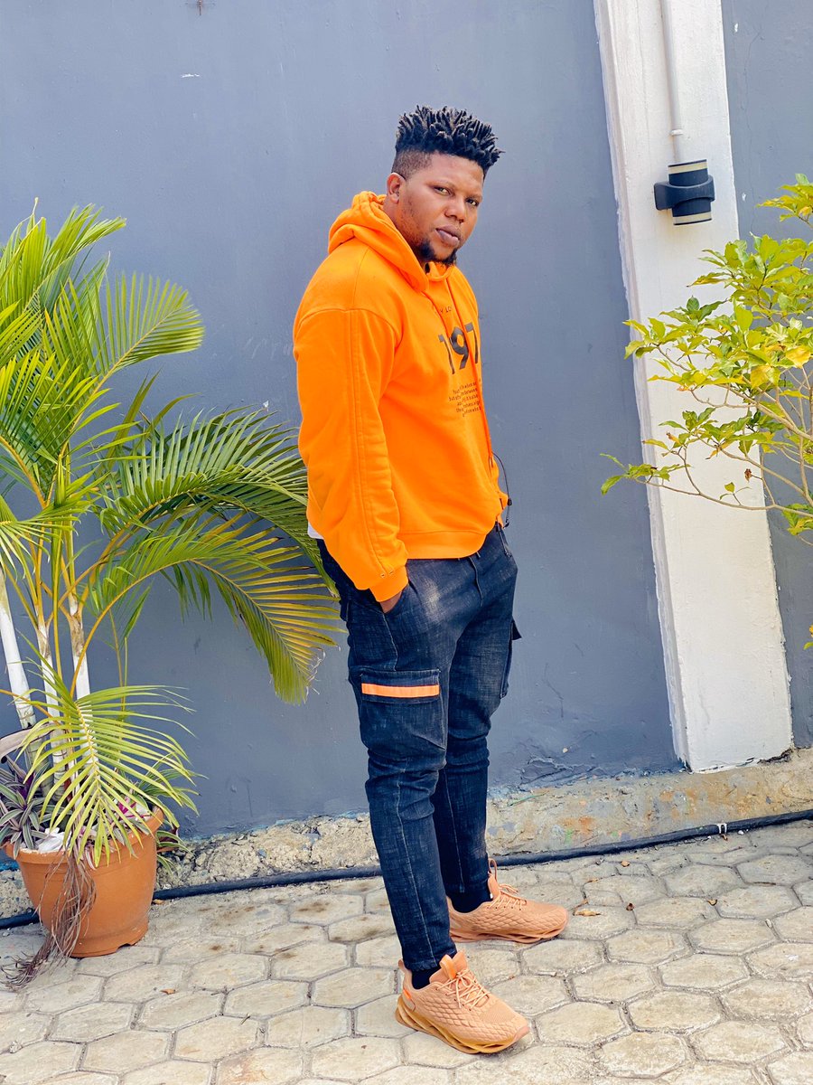 IkeBishopO's tweet image. Everyone must not like you!!! 
Happy for all my 💡Icons 
Praise no Dey bribe us #StreamLaycon 
Laycon king i Stan