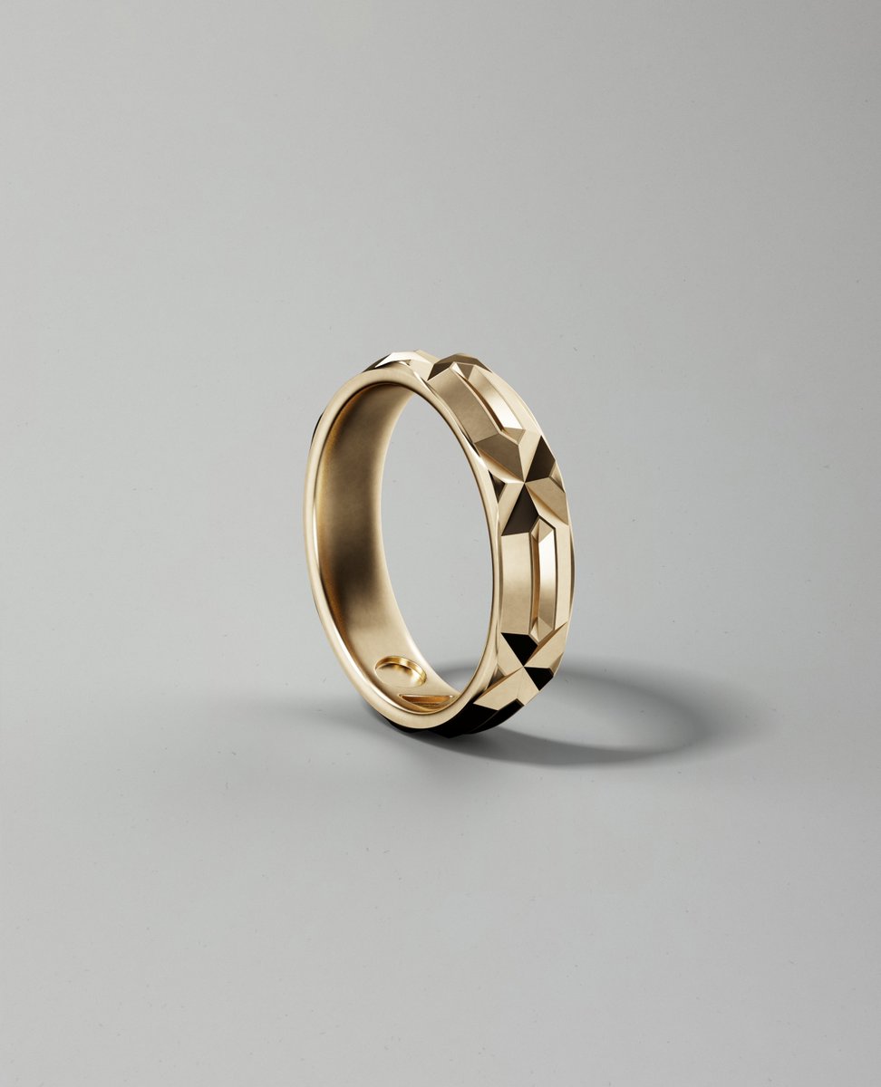 polyfaction's tweet image. The Apex Ring is available in the shop now, come see the latest designs!  This piece is faceted to catch light and attention from all angles, find your size and place your custom order today.
.
Order at polyfaction.com
.
#polyfaction #silver #ring #hexagon #geometric