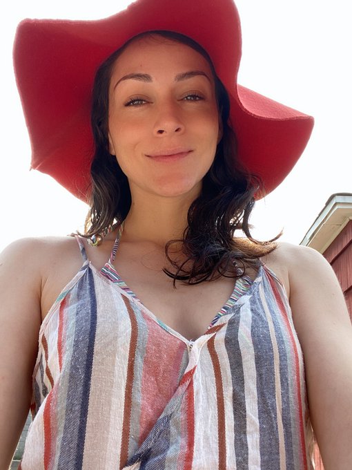 Headed to the beach! I hope everyone has a beautiful day https://t.co/uvlfIY34b3