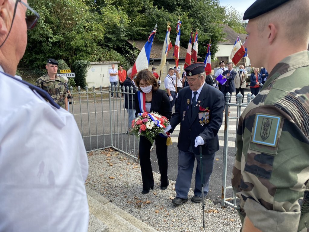 senateur61's tweet image. #SaintGervaisDuPerron #RouteLeclerc #Libération avec @BAYARDChris @LilianeGOYCETA beaucoup de monde autour du maire Damien Roger . Dépôt de gerbe avec Maurice Nicolas porte-drapeau officiel de la 2ièmeDB de l’@ornedepartement @2emeDB73