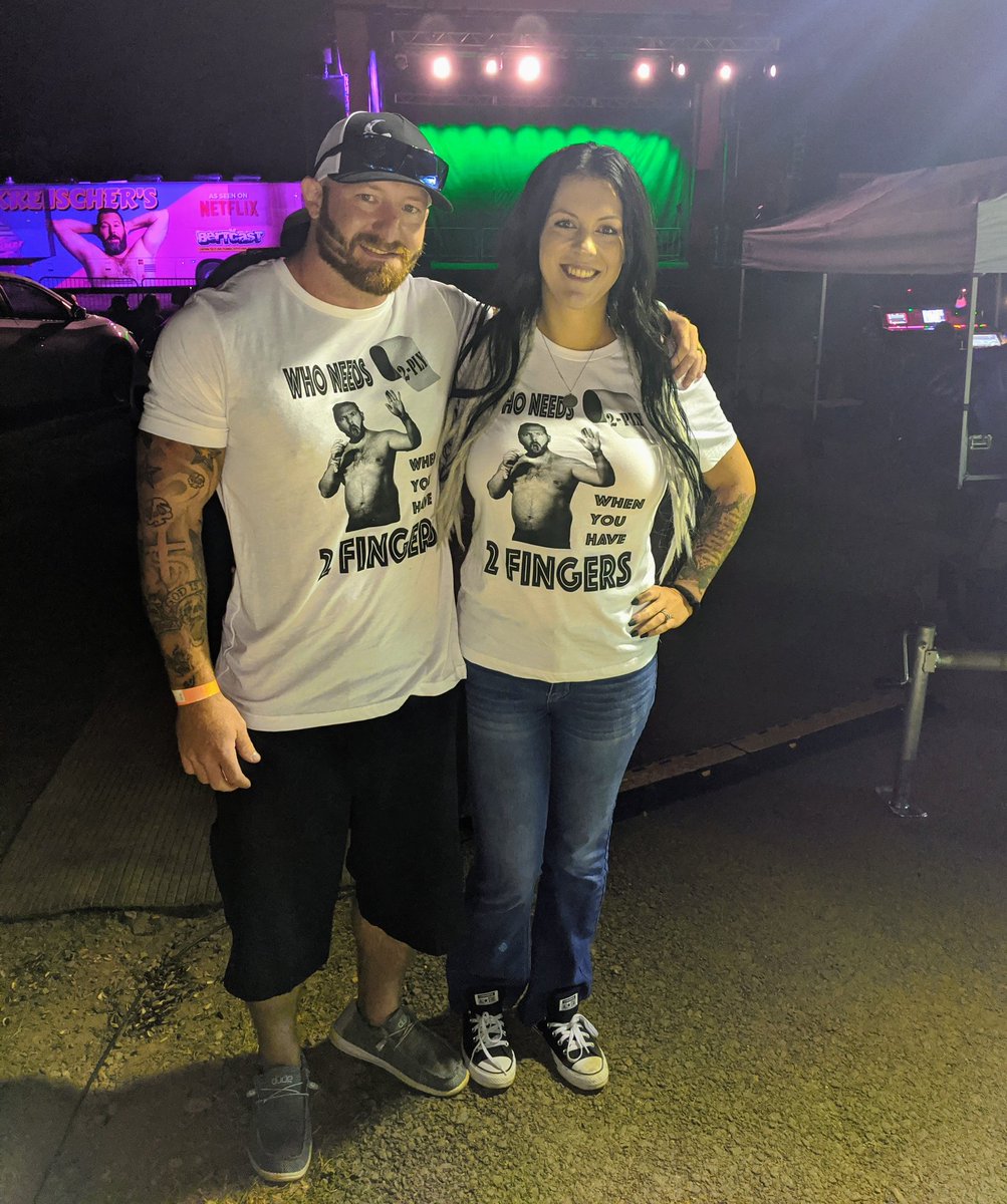LostSoulKloth's tweet photo. Who needs 2-ply when you have two fingers! @bertkreischer @tomsegura @hotsummernights #bertkreischer #starlightdrivein #datenight #2bears1cave #HOTSUMMERNIGHTSTOUR https://t.co/5twW3ASH3h