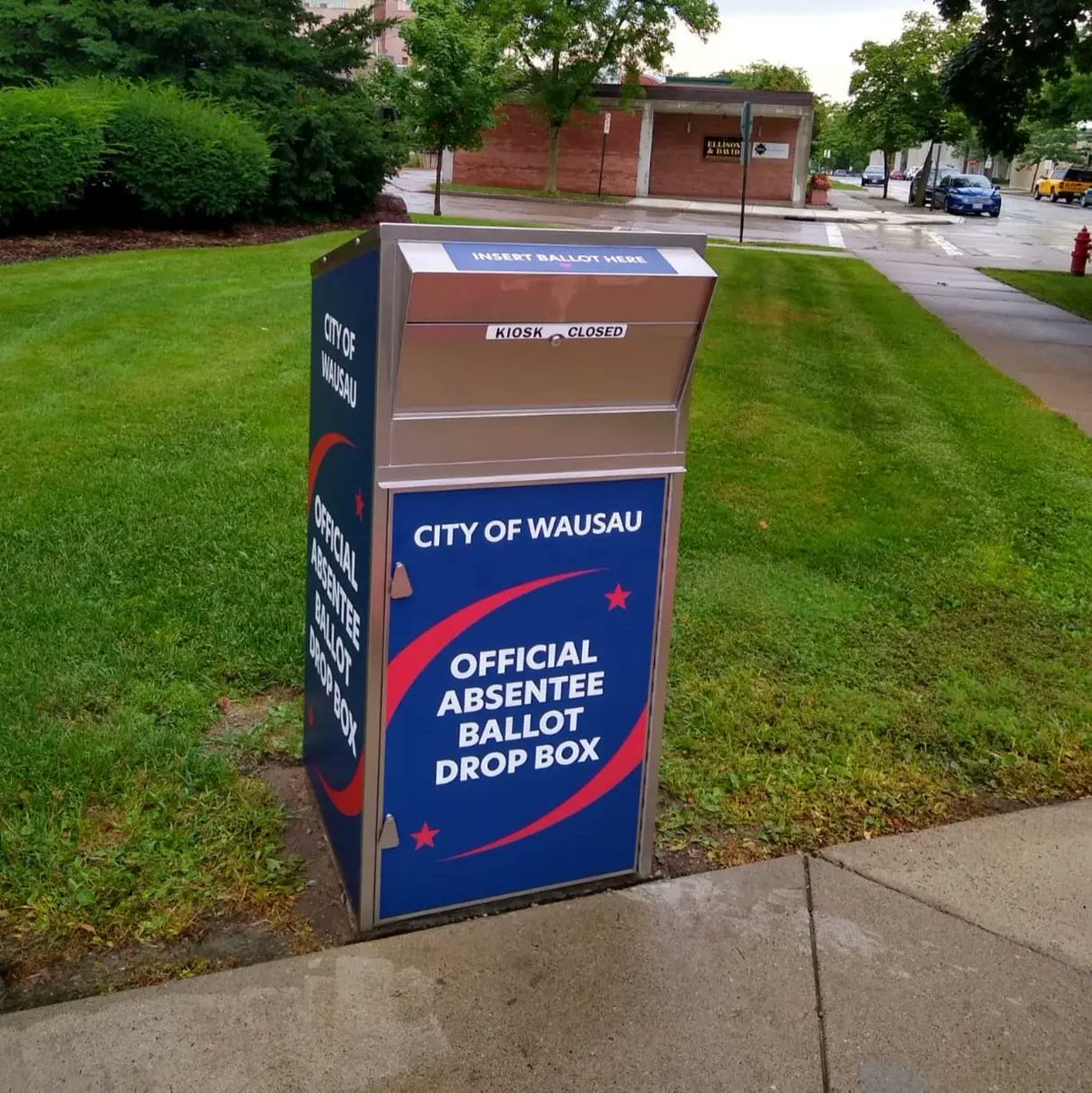  Drop boxes, in those states that provide them, are great! They give voters more options for returning ballots. But please don't create your own! Drop boxes are safe and secure only when provided by election officials.Keep holding Louis DeJoy's feet to the fire.  #USPS1/4