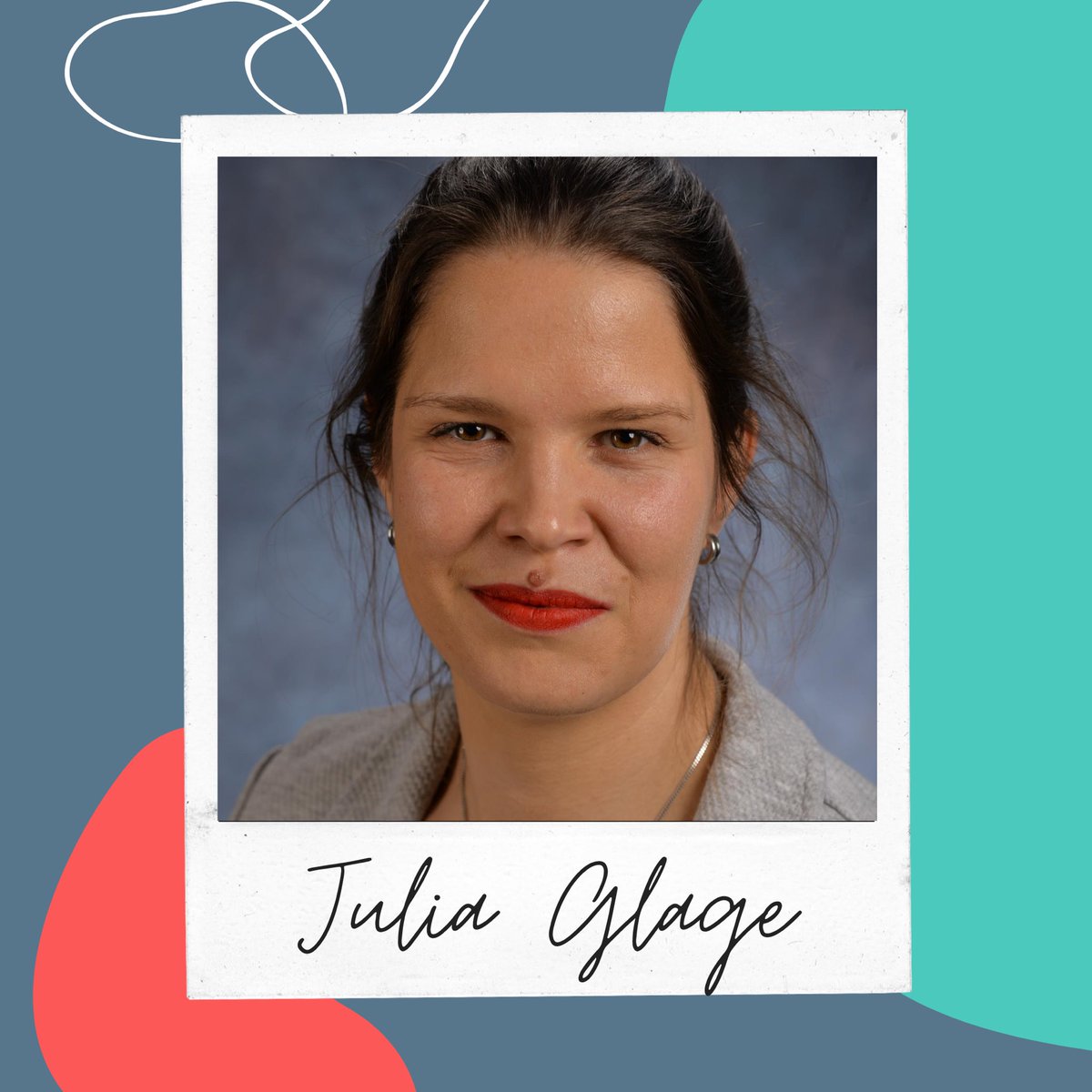 schooloutloud's tweet photo. Dürfen wir vorstellen: Julia Glage, als @Julelernt_lehrt im Twitter- und Insta-Lehrerzimmer unterwegs und unermüdlich im Bespielen unserer Social Media Kanäle. Für Julia kennt das Lehrer-Dasein keinen Feierabend, sondern ist definitiv Berufung. #twlz 
#teamwirksameschule https://t.co/x4p0uGqipb