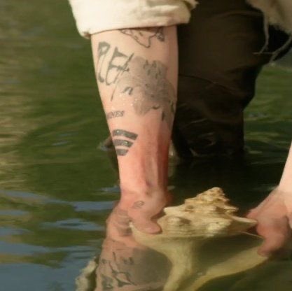 ppappunch_'s tweet photo. มือพี่จองกุก ไม่สิ ทั้งแขนเขาเซ็กซี่จริงๆนะ  ด้วยความที่มือ/ข้อมือ/ข้อนิ้วก็ใหญ่ ละรอยสักแม่งโคตรเก๋เลย ละลายสักก็คือโคตรจองกุก เห็นละใช่เลย ตรงมือที่เขียนอาร์มี่คือฟ้อนน่ารักทาก แต่เลยไปที่แขนก็คือลายดูโหดๆเท่ๆ ละตำแหน่งที่สักตรงข้อนิ้วมันสวยมาก แบบมันนูนออกมาอะ  เด่นสวยโคตร https://t.co/pQvMsDcLlT