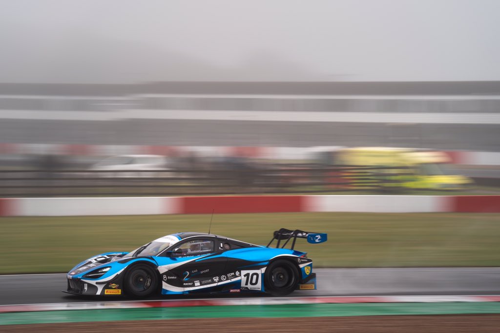 He’s done it! <a href="/JordanWitt_98/">Jordan Witt</a> and <a href="/JackMitchellx/">Jack Mitchell</a> take P3 overall and P1 in the Silver class with the 🔟, just 1.9s off P2 🍾 👏🏼